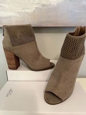 Report Barnack Peep Toe Ankle Booties Grey Taupe Laser Cut Block Heel 7.5